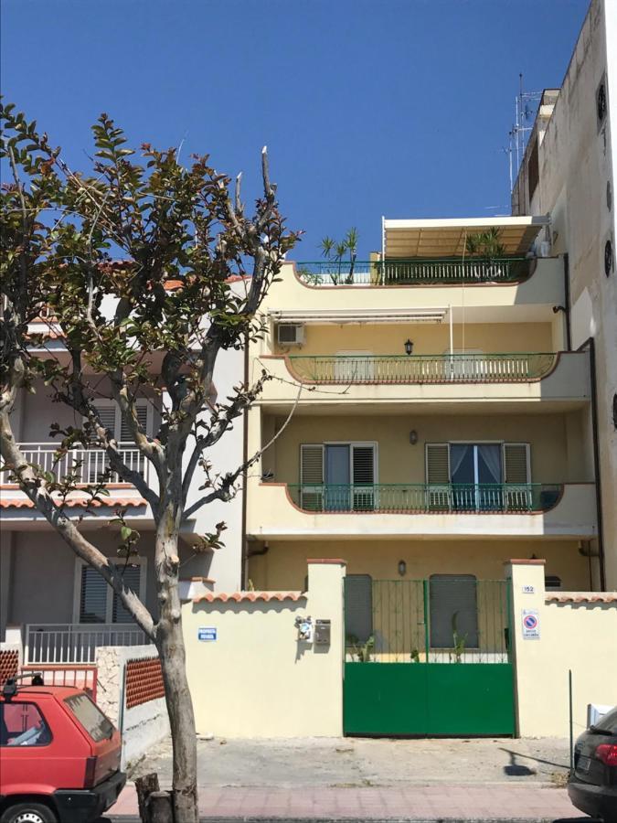 Attico Delle Pomelie Apartment Santa Teresa Di Riva Bagian luar foto