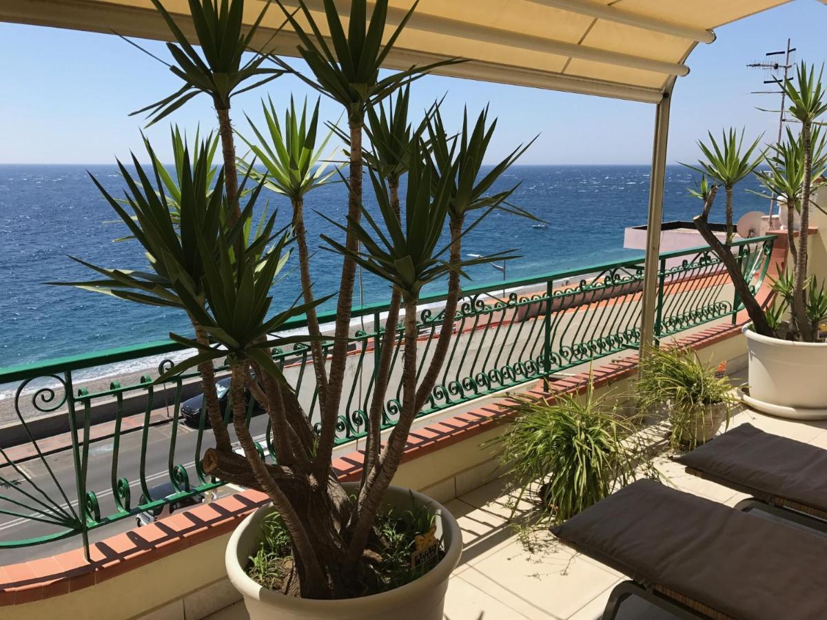 Attico Delle Pomelie Apartment Santa Teresa Di Riva Bagian luar foto