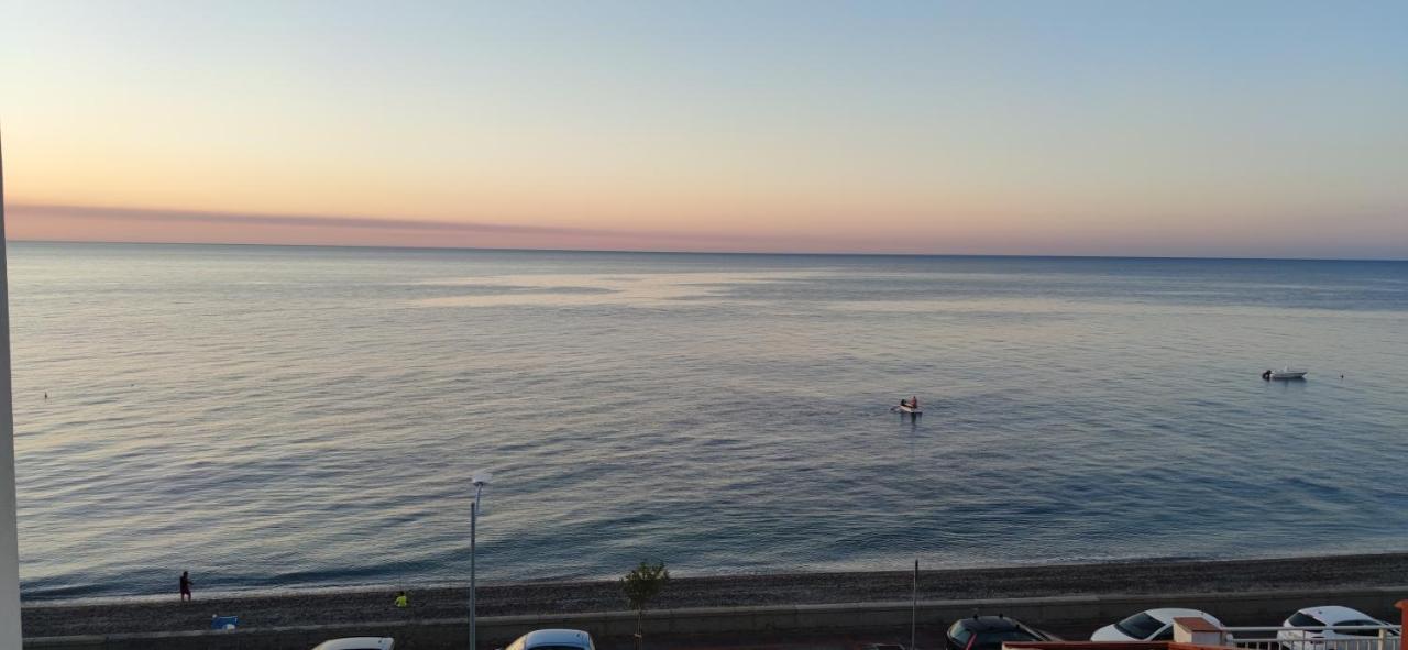 Attico Delle Pomelie Apartment Santa Teresa Di Riva Bagian luar foto