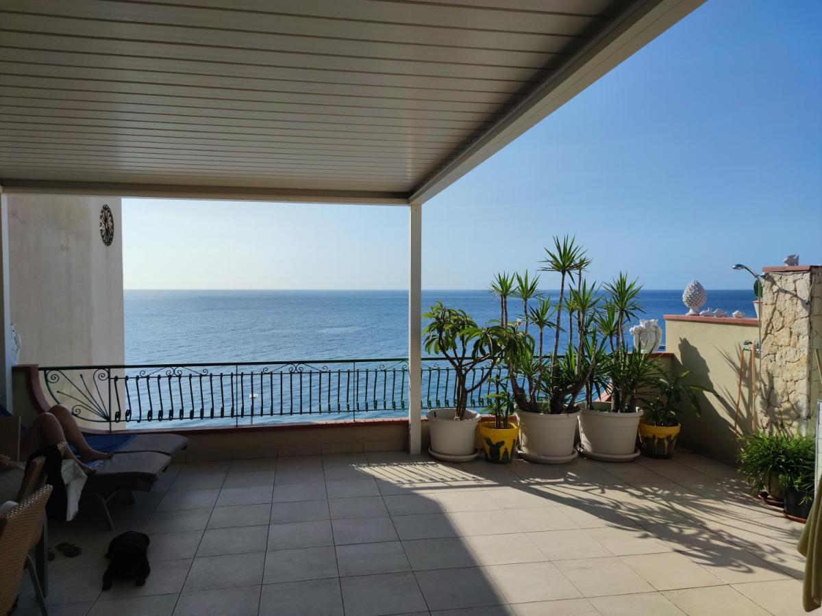 Attico Delle Pomelie Apartment Santa Teresa Di Riva Bagian luar foto