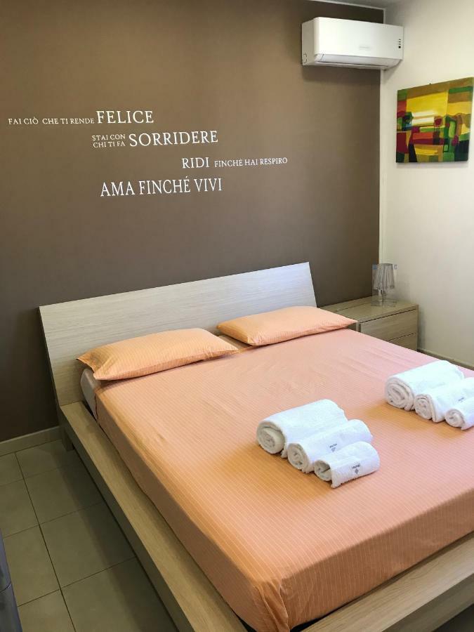 Attico Delle Pomelie Apartment Santa Teresa Di Riva Bagian luar foto