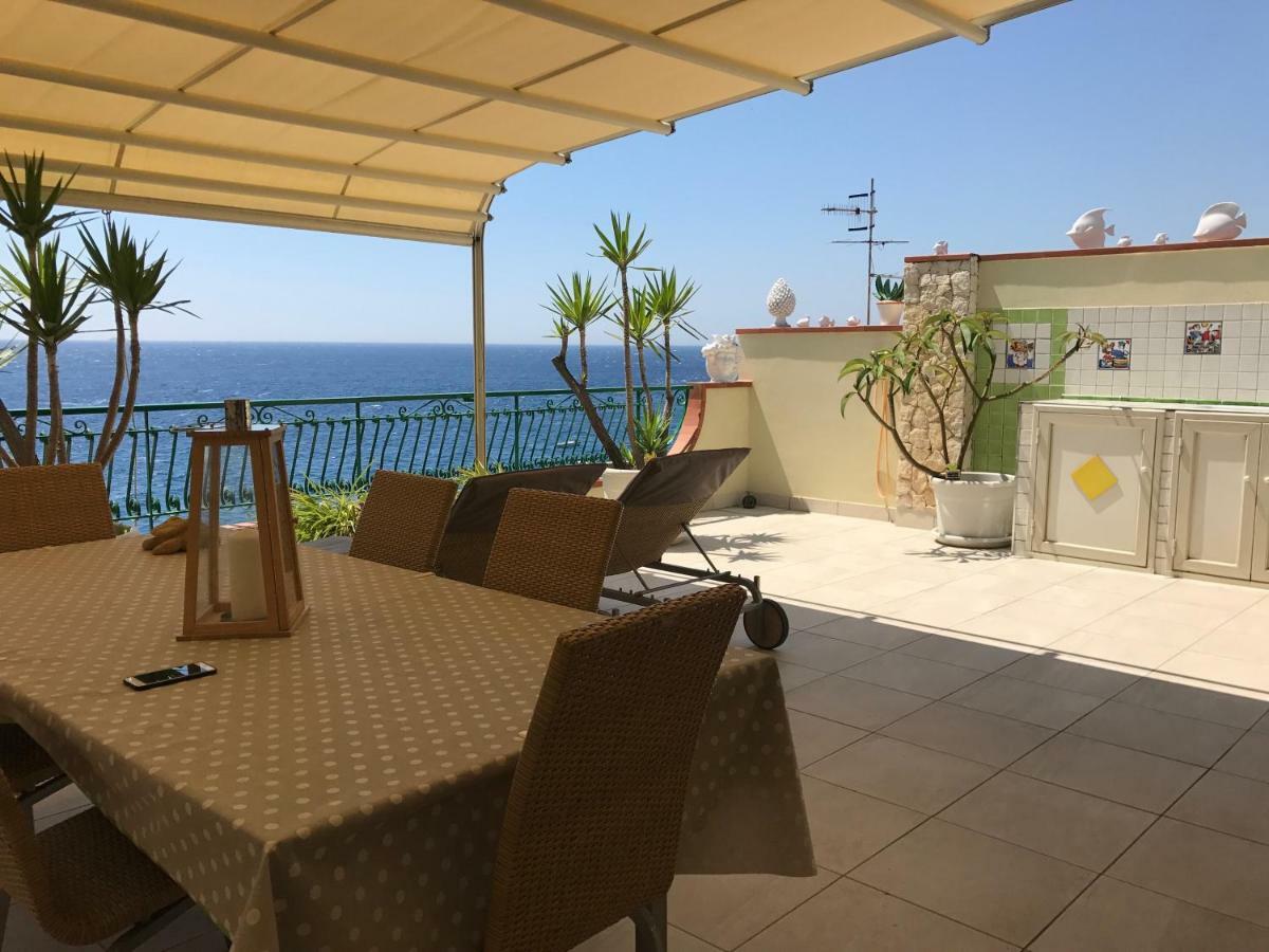 Attico Delle Pomelie Apartment Santa Teresa Di Riva Bagian luar foto